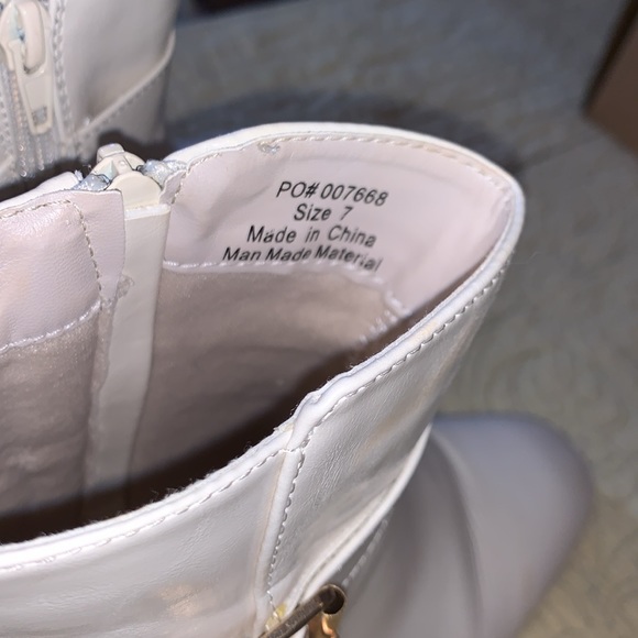 Journee Collection Elley Ivory Ankle Booties Size 7 - Picture 12 of 15